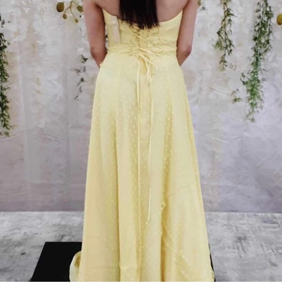 Beautiful dress - Picture 2 of 2